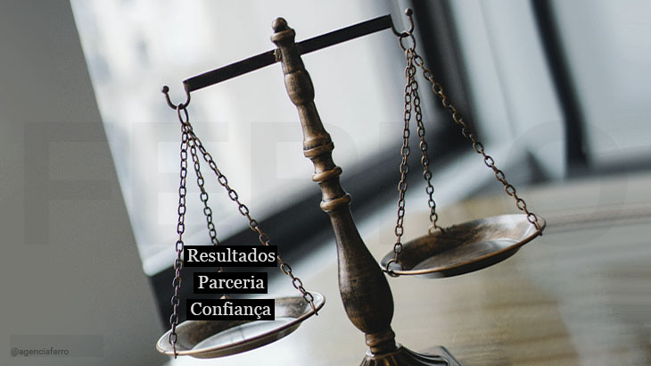 balança em que o lado que pesa mais está escrito resultados, parceria e confiança